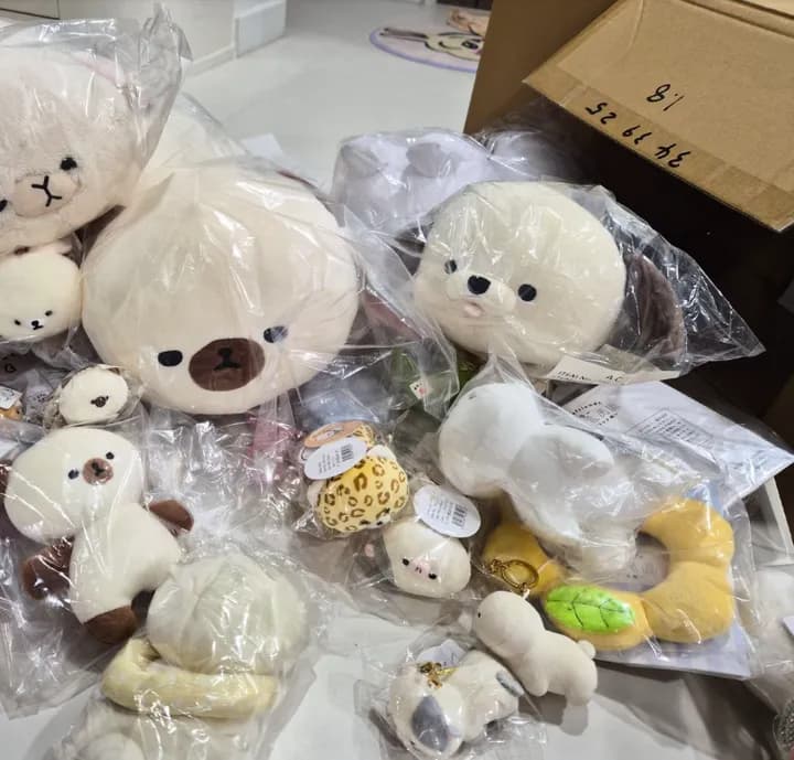 ตุ๊กตาญี่ปุ่นหลายตัวในกล่องพัสดุ